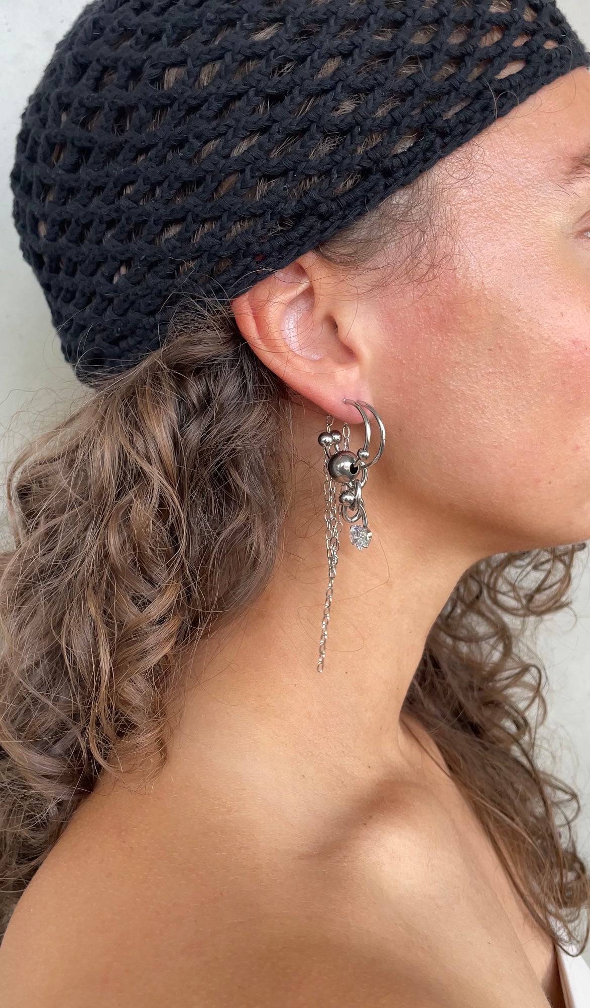 Asymmetric piercing earrings