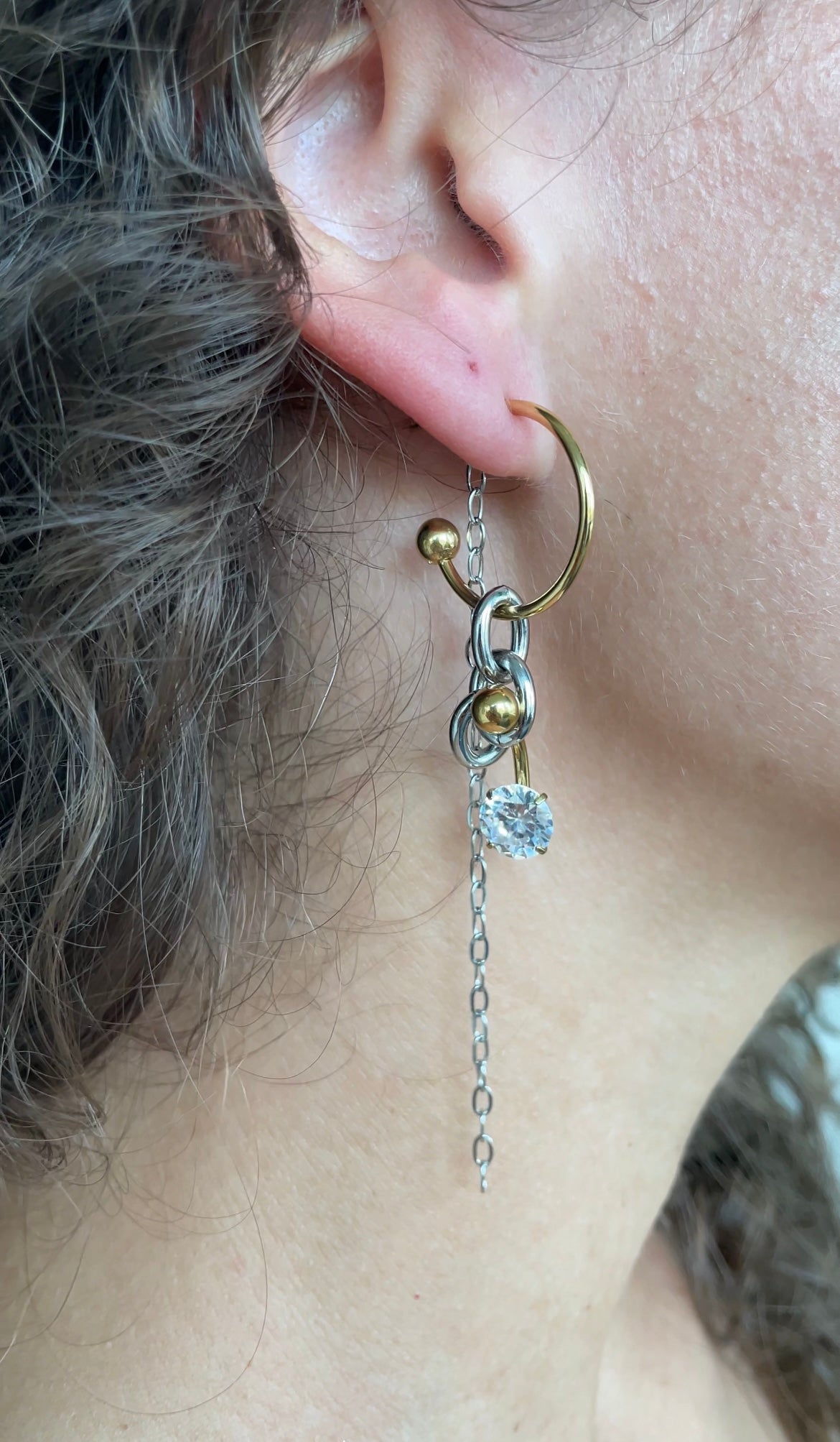 Asymmetric piercing earrings