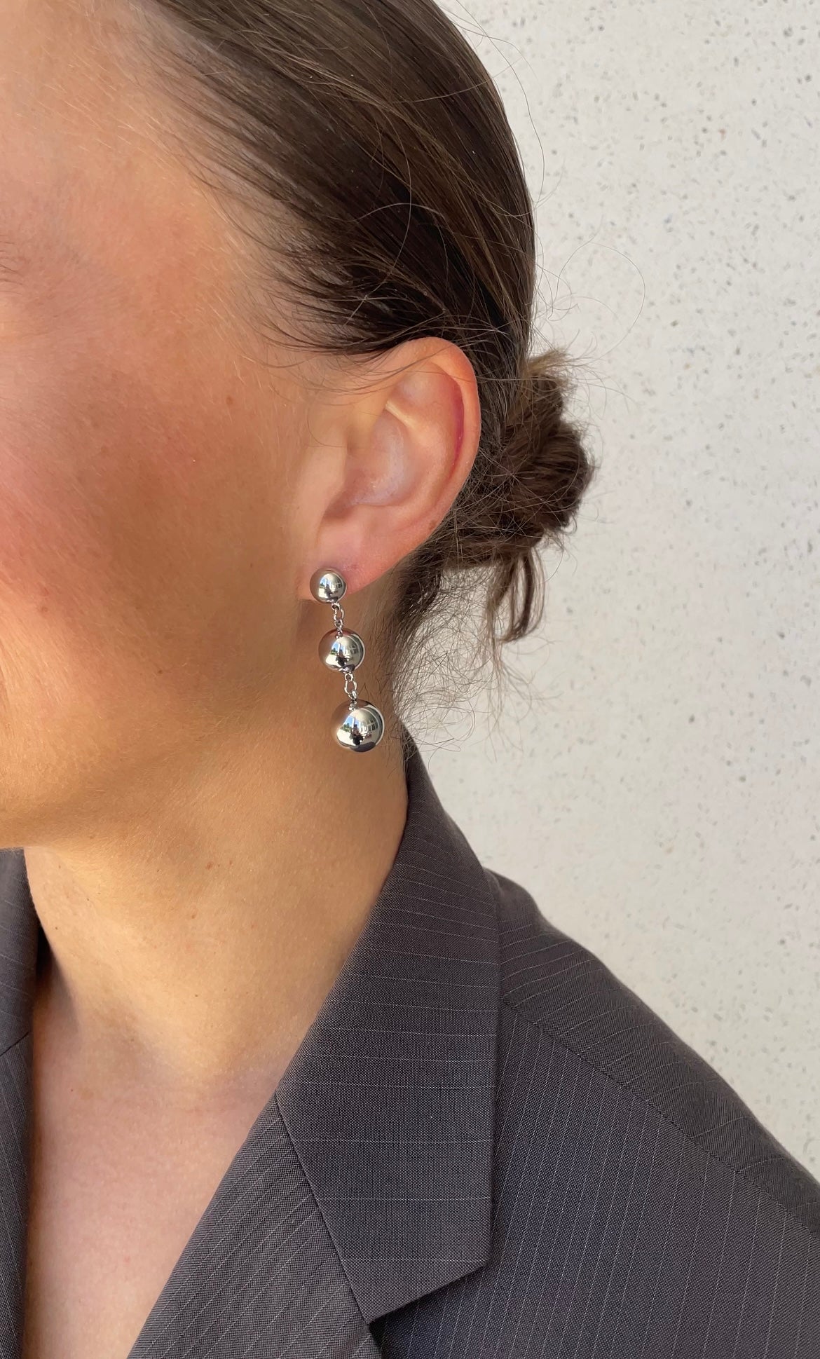 Asymmetric pearl earrings
