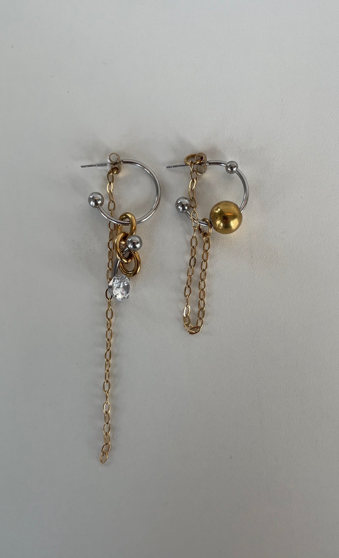 Asymmetric piercing earrings