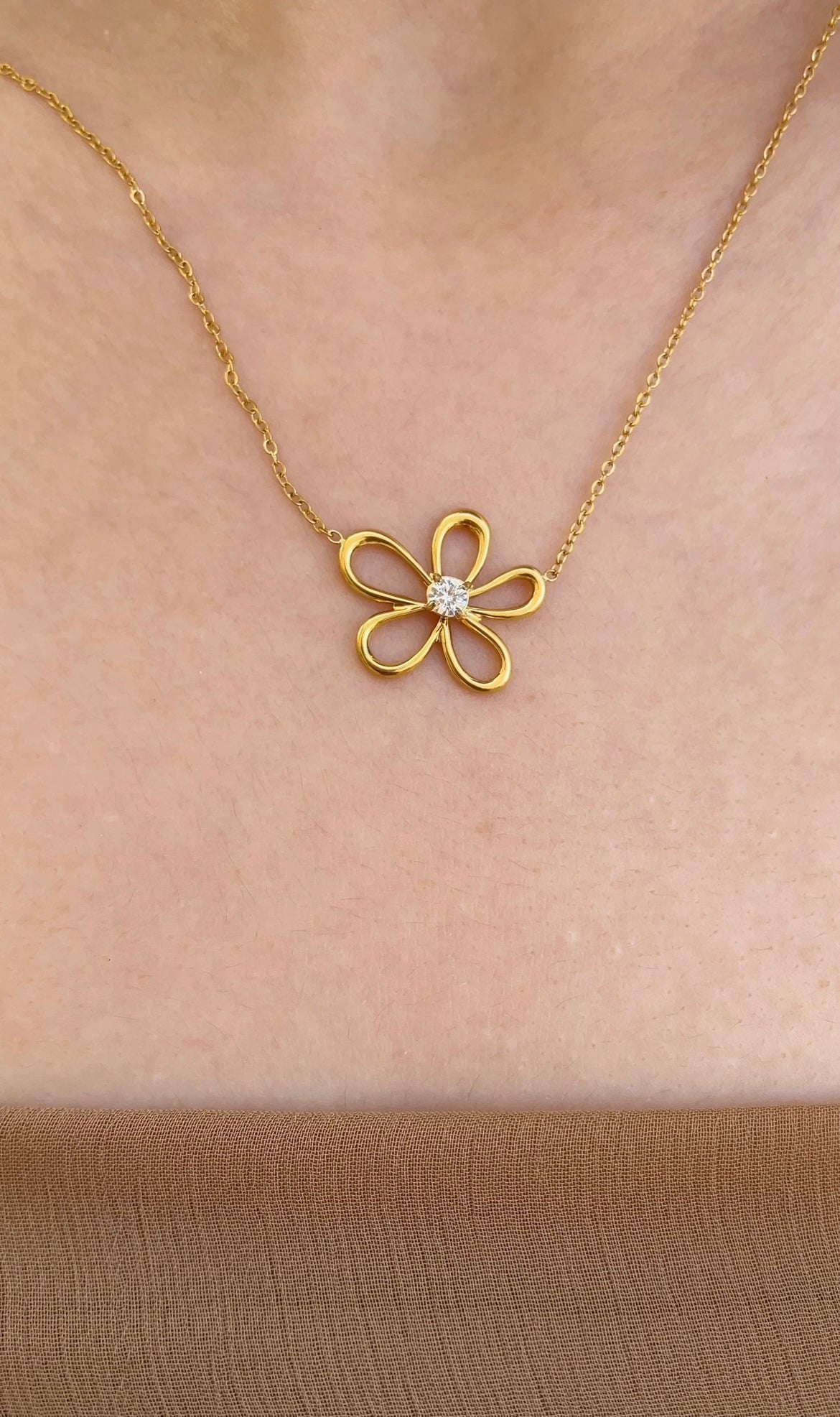 Outline Flower Gem necklace